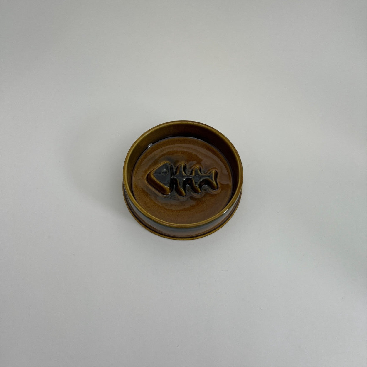 Kattskål i keramik – brun