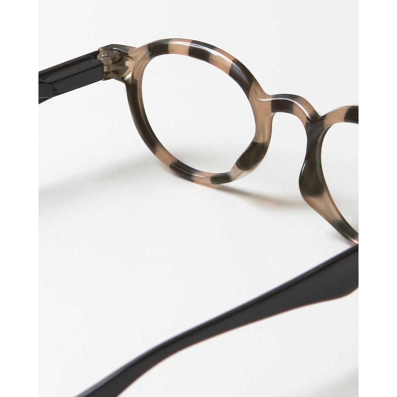 Läsglasögon OjeOje K – beige/black stripes
