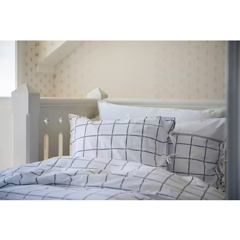 Påslakan, Klassisk ruta, bomull, Shyness - Vit/Marinblå, 220x220 cm Produktkategori: . Köp hos Byggnadsvardskompaniet.se