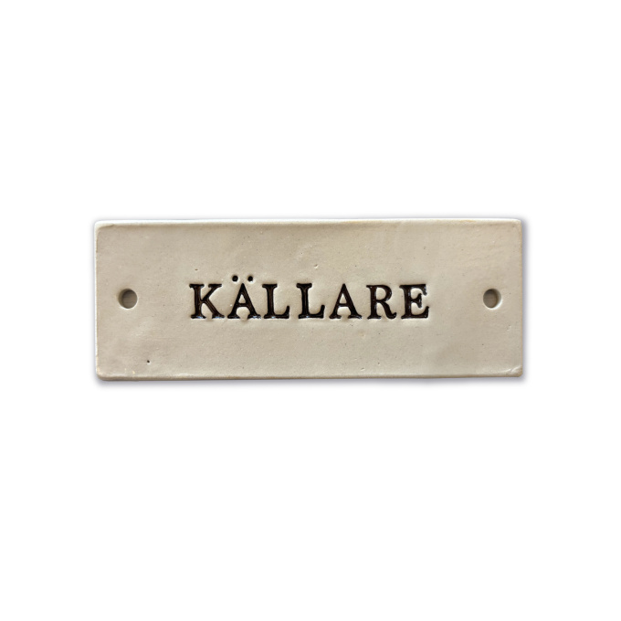 Källare – Handgjord keramikskylt Produktkategori: Skyltar. Köp hos Byggnadsvardskompaniet.se