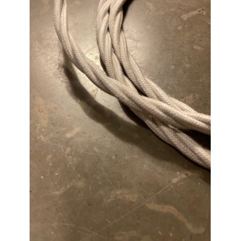 Tvinnad textilsladd i bomull – gråbeige Produktkategori: Sladdar. Köp hos Byggnadsvardskompaniet.se