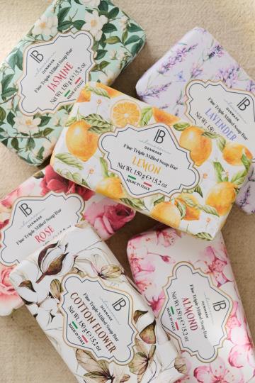 Dofttvål i omslag - Mandel Produktkategori: Tvål. Köp hos Byggnadsvardskompaniet.se