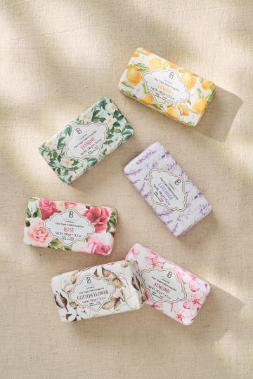 Dofttvål i omslag - Mandel Produktkategori: Tvål. Köp hos Byggnadsvardskompaniet.se