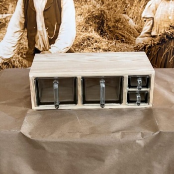 Kryddhylla 40 cm – Modell A med skäppor Produktkategori: Förvaring. Köp hos Byggnadsvardskompaniet.se