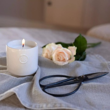 Alma Doftljus – Bomullsblomma & Ros (34h) Produktkategori: Doft. Köp hos Byggnadsvardskompaniet.se