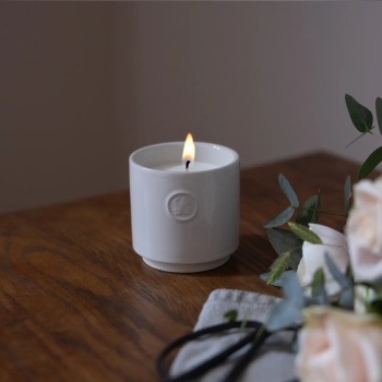 Alma Doftljus – Bomullsblomma & Ros (34h) Produktkategori: Doft. Köp hos Byggnadsvardskompaniet.se