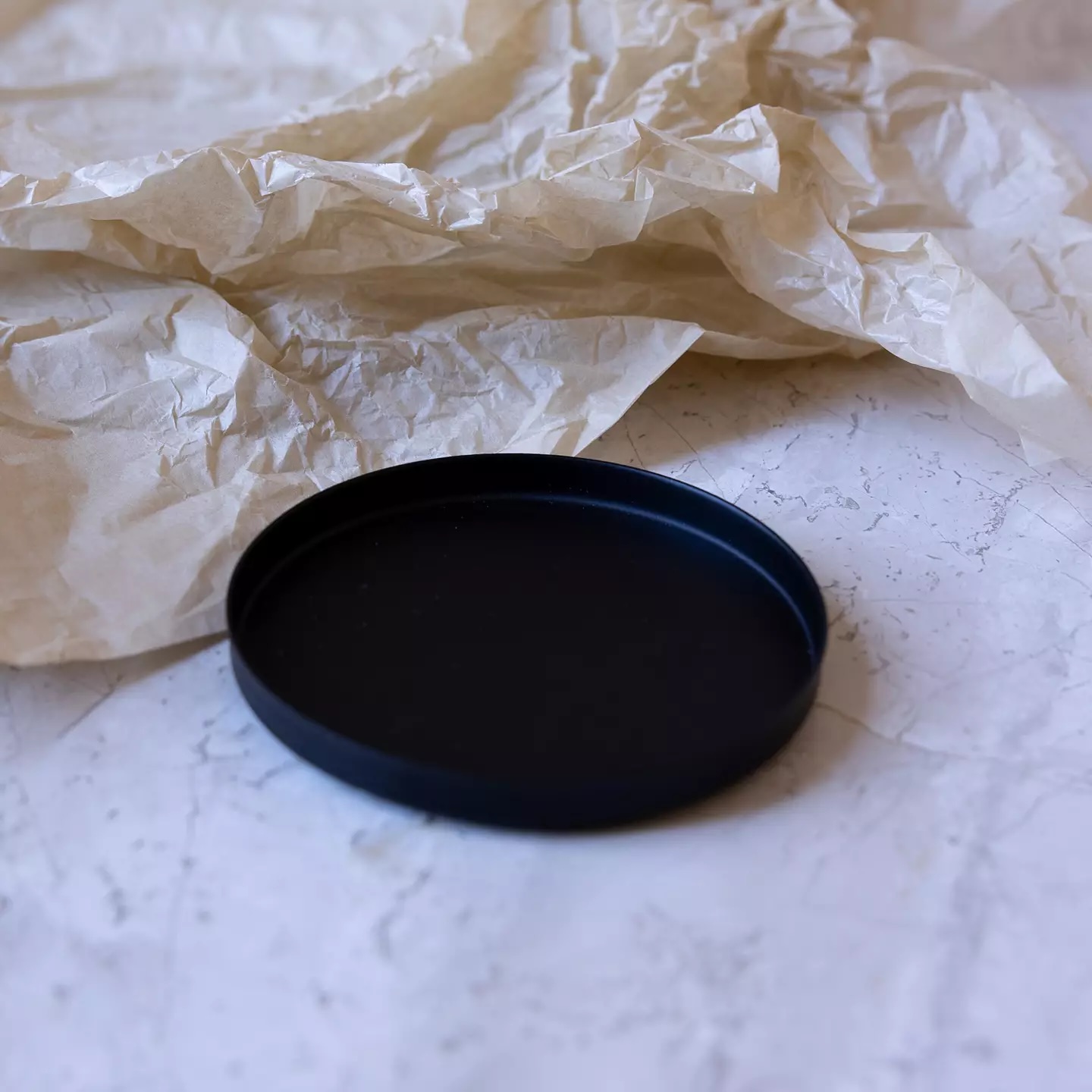 Ljusfat – Svart Metall (Ø90 mm) Produktkategori: Ljus. Köp hos Byggnadsvardskompaniet.se